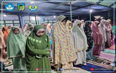 Kegiatan sholat tarwih berjamaah di SMPN 2 Ngadiluwih
